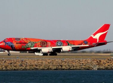 1080px-qantas_b747-438er_vh-oej_at_sydney_airport.jpg