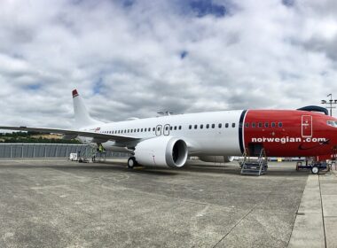 1199px-norwegian_air_international_boeing_737-8_max_ei-fya.jpg