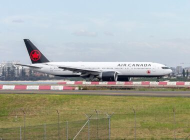 1200px-air_canada_c-fnnh_boeing_777-233lr_arriving_at_sydney_airport_1.jpg