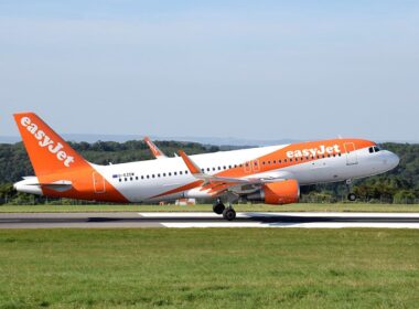 1200px-airbus_a320-200_of_easyjet_g-ezow_lands_at_bristol_airport_england_15aug2016_arp.jpg