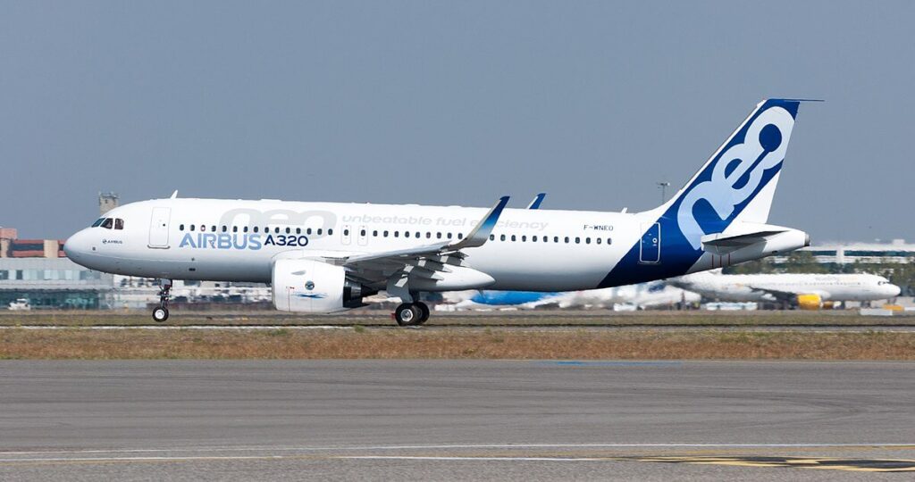 1200px-airbus_a320neo_landing_03.jpg