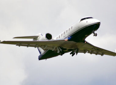 1200px-canadair_cl-600-2b16_challenger_601-3a_g-oway_01.jpg