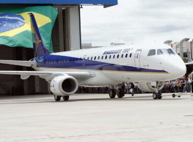 1200px-embraer_190_1.jpg