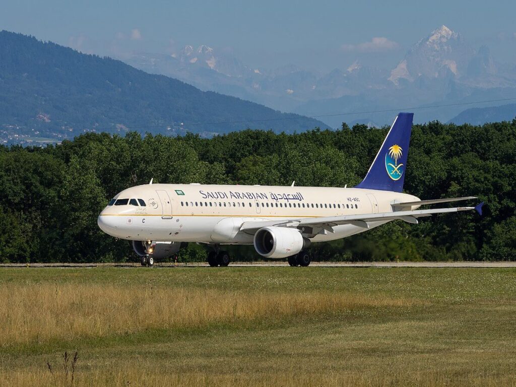 1200px-saudi_arabian_airlines_airbus_a320-214_hz-asc_20122306740.jpg