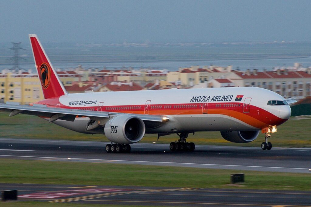 1200px-taag_angola_airlines_taag_linhas_aereas_de_angola_boeing_777-300er_d2-tej_40888128065.jpg