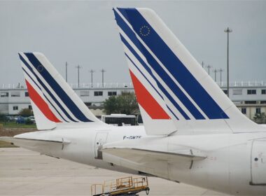 1280px-air_france_tails_old_and_refreshed...@cdg_july_13_2011_5939463121.jpg