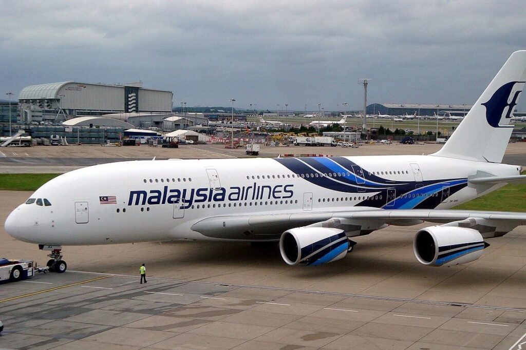 1280px-malaysia_airlines_a380-841_9m-mna_pushback_at_london_heathrow_airport-3.jpg