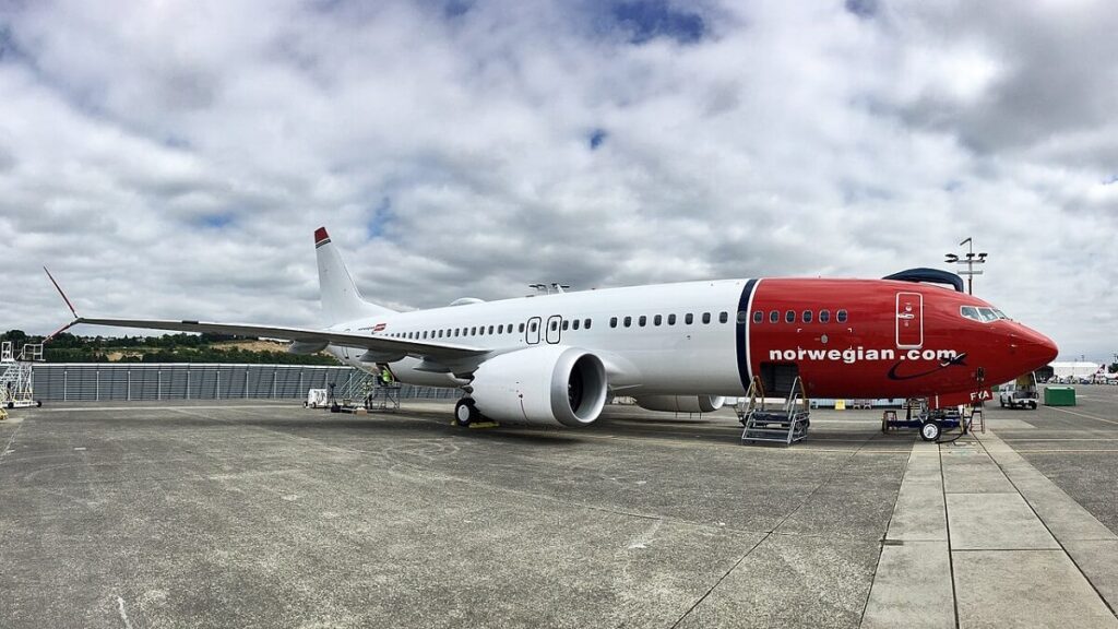 1280px-norwegian_air_international_boeing_737-8_max_ei-fya.jpg