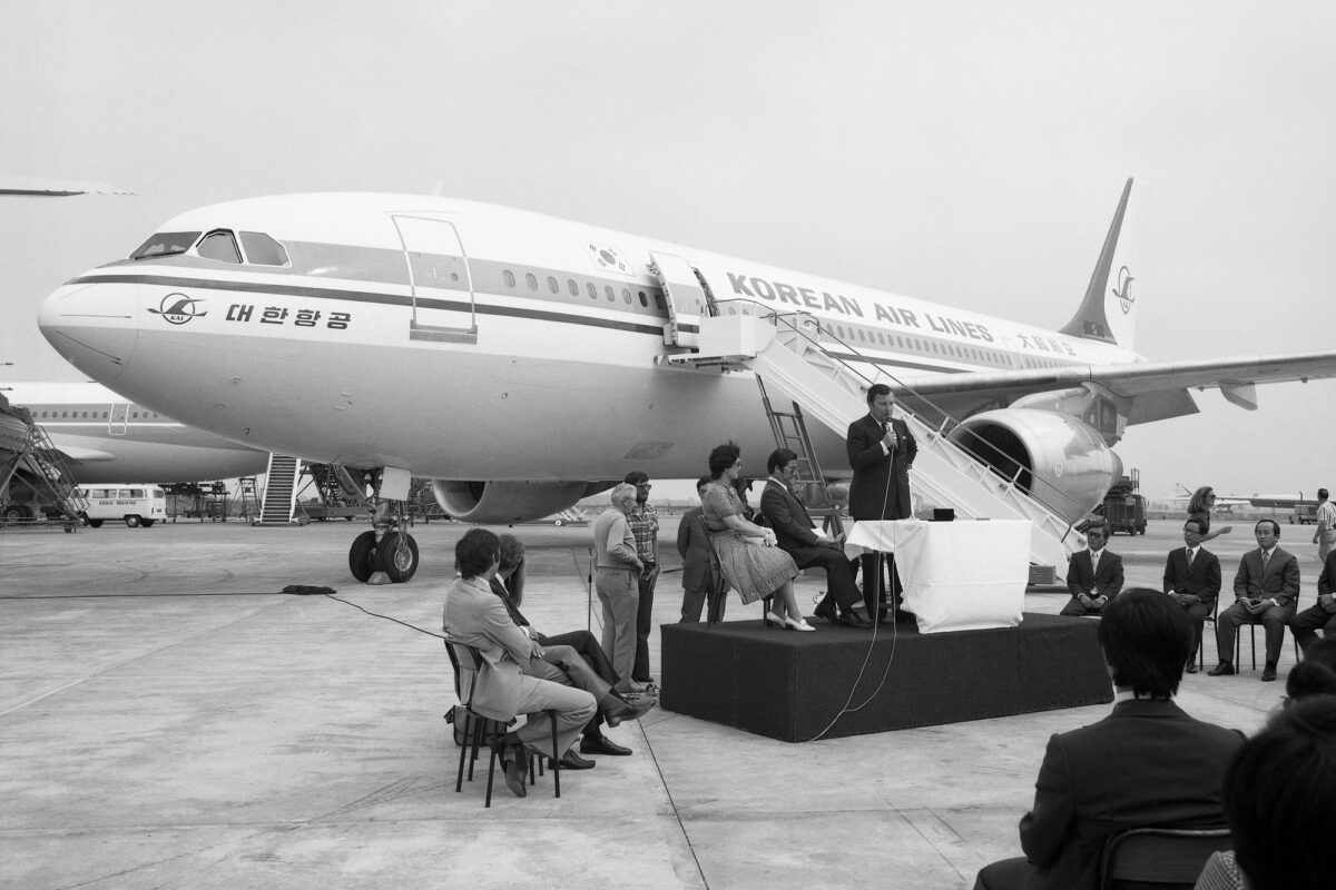 Delivery of the first A300B4 to Korean Air in Toulouse