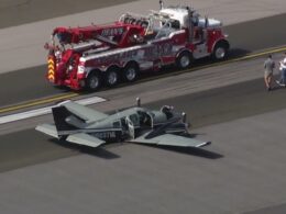 A small aircraft experienced landing gear failure