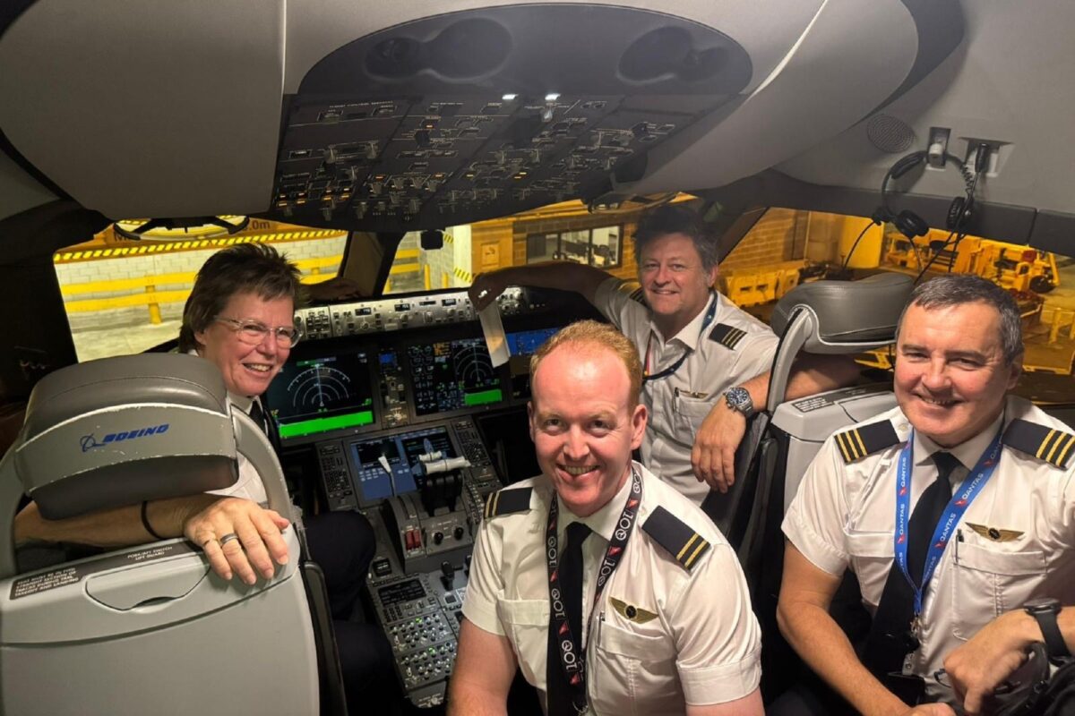 VH ZNC Qantas Dreamliner flight crew