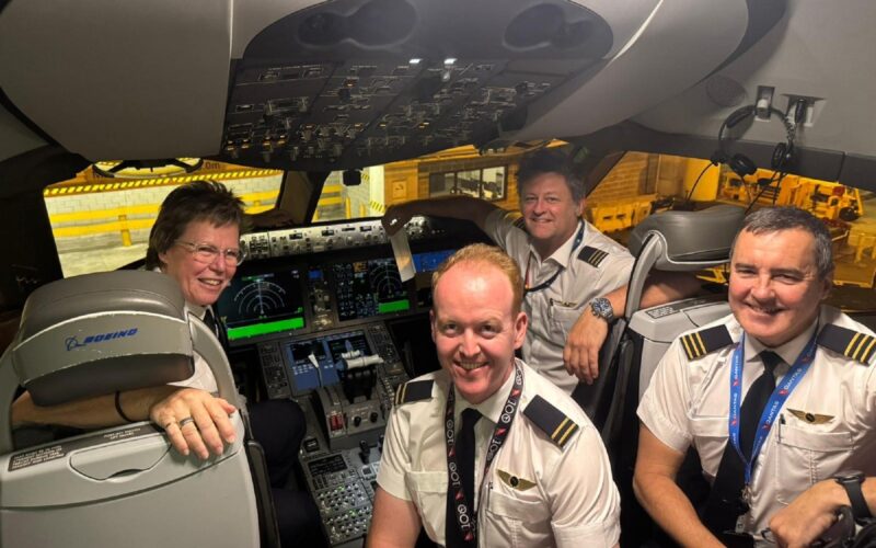 VH ZNC Qantas Dreamliner flight crew