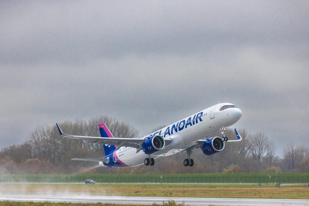 Icelandair A321LR taking off