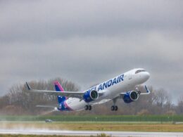 Icelandair A321LR taking off