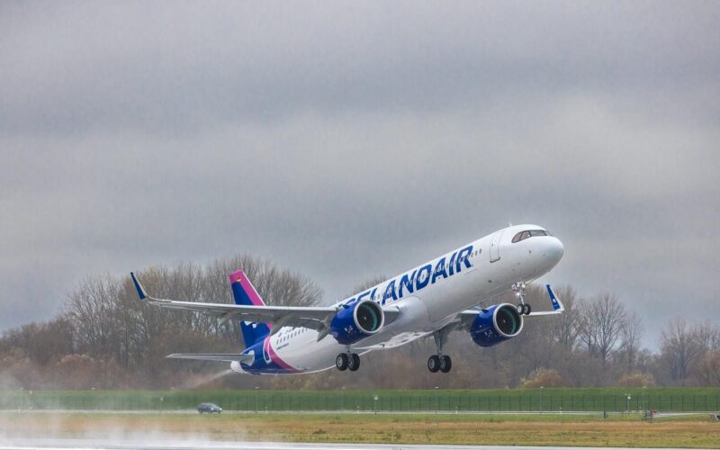 Icelandair A321LR taking off