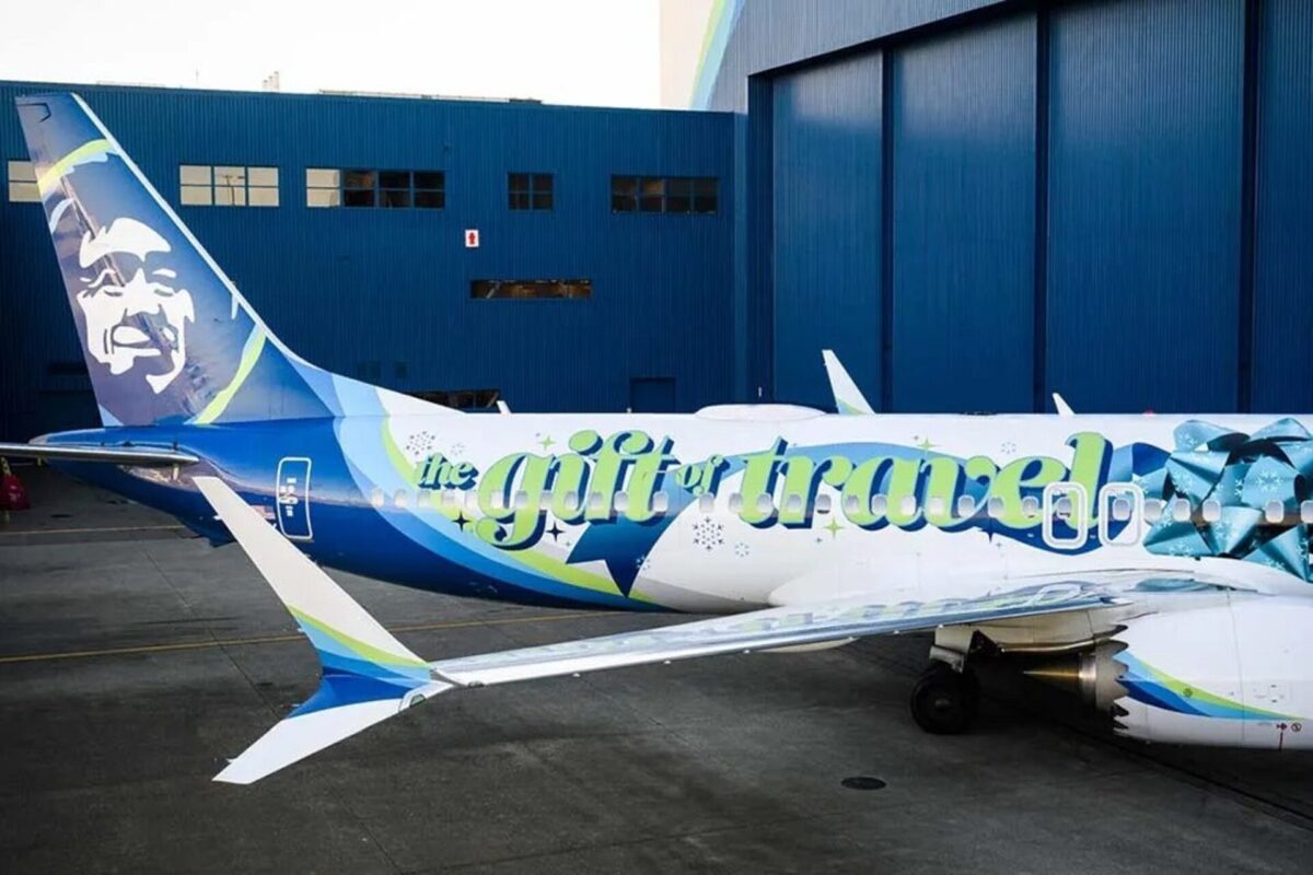 Alaska Airlines Christmas livery 2022