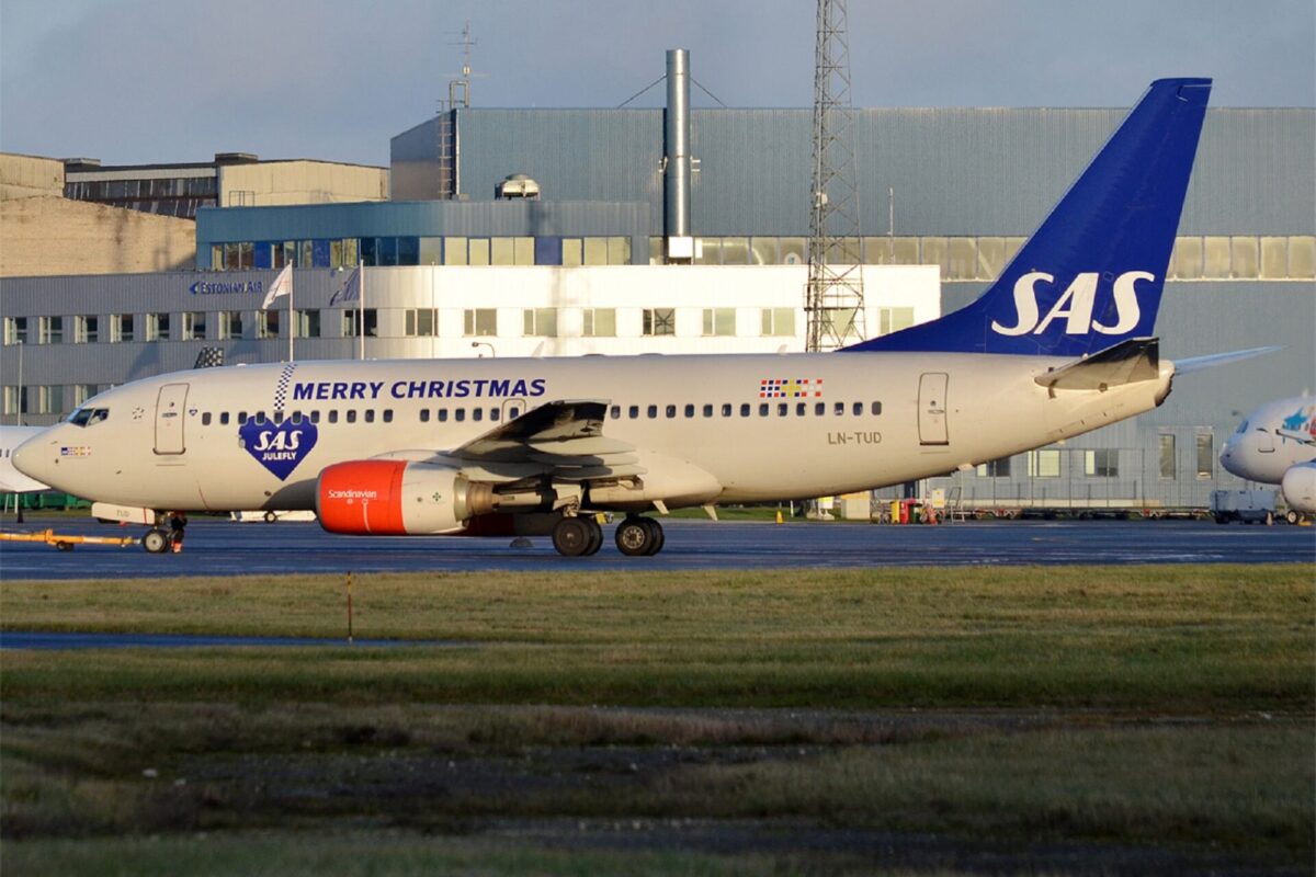 SAS Christmas livery Boeing 737 705