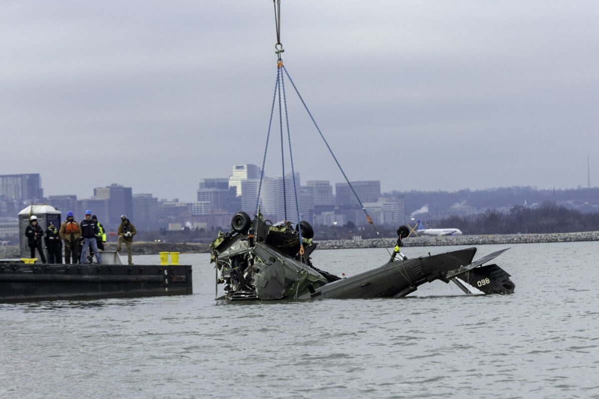 Black Hawk wreckage Washington DC salvage