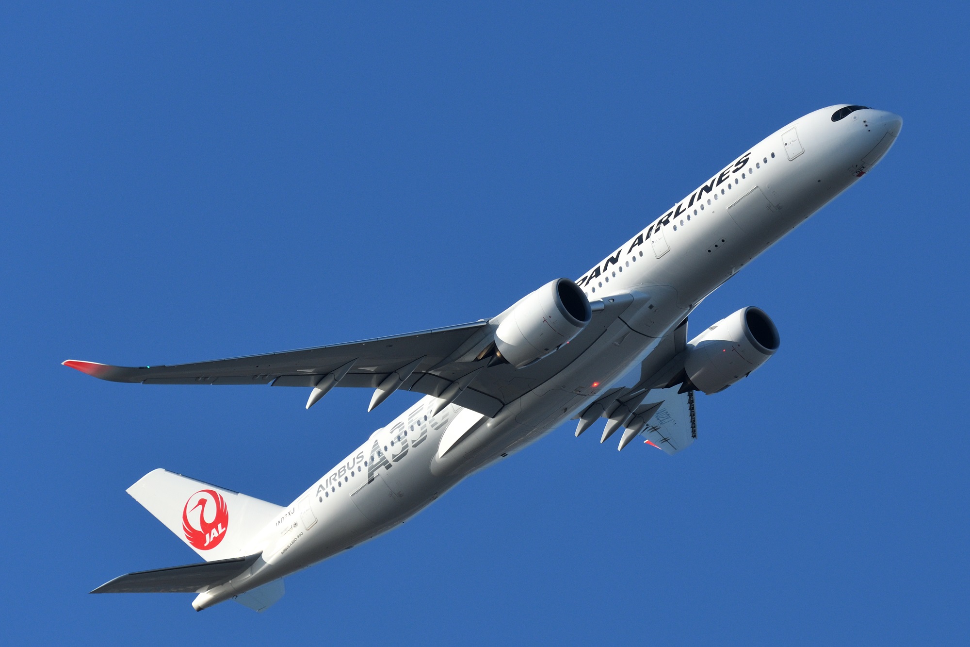 Japan Airlines to purchase 32 Airbus and 10 Boeing jets