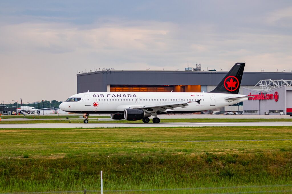 Air Canada A320 200 Landing at Montreals international Airport