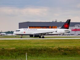 Air Canada A320 200 Landing at Montreals international Airport