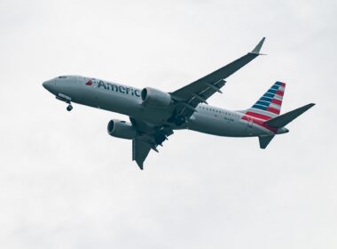 Boeing 737-8 MAX of American Airlines approaching to land at Washington Reagan National Airport