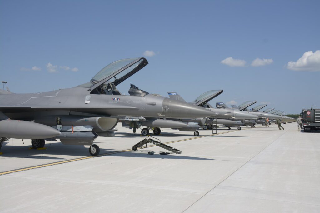 F-16s aligned in a USAF base