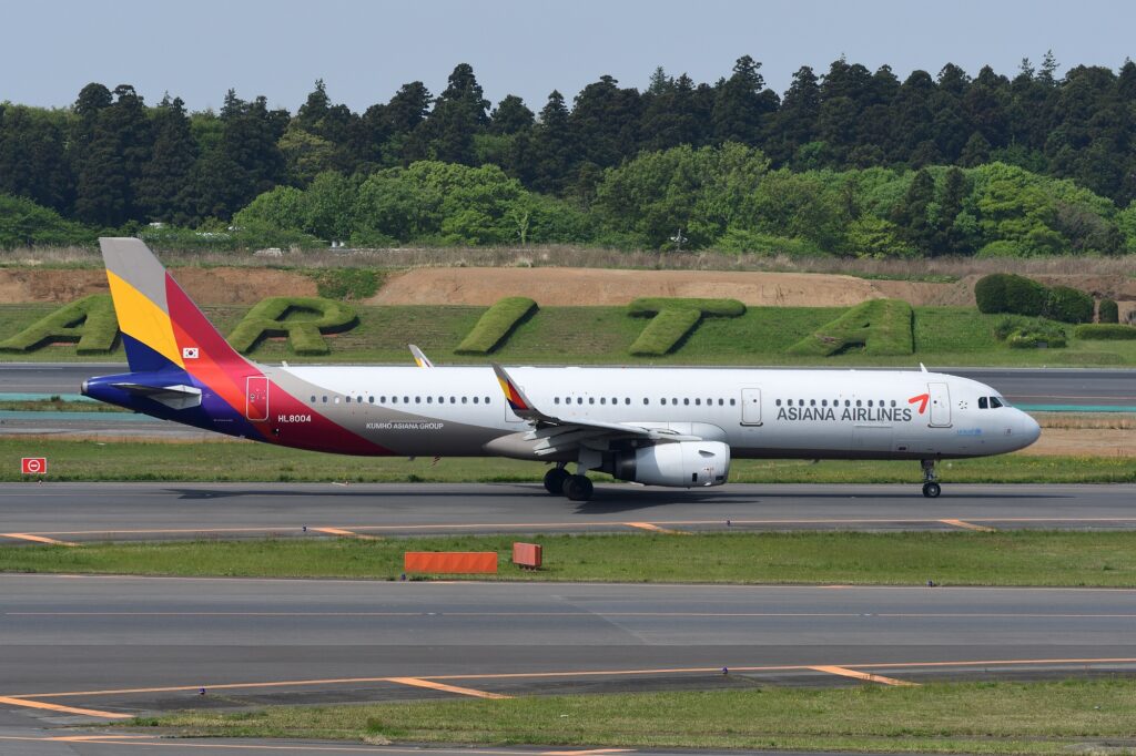 A passenger managed to successfully open an emergency door on an Asiana Airlines Airbus A321