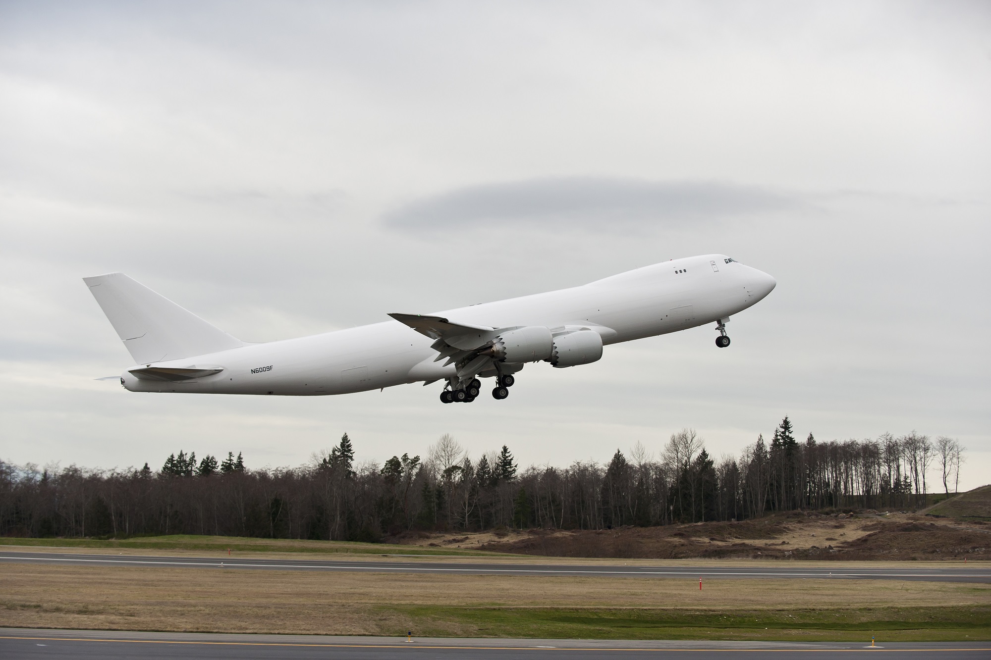 Белые хвосты самолеты. Boeing 747 8 белый. Хвост Боинга 747. Белый самолет. Хвост самолета белый.