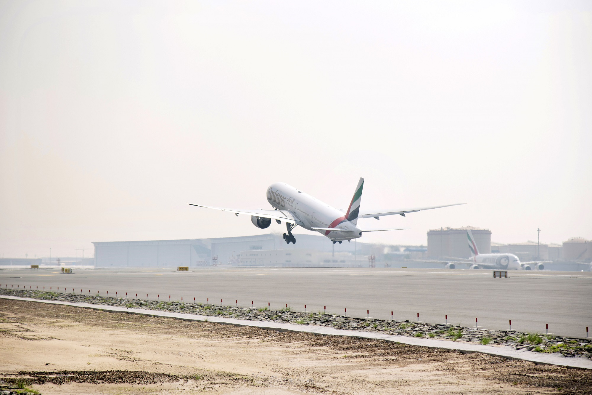 emirates-operates-100-saf-flight-with-boeing-777-aerotime