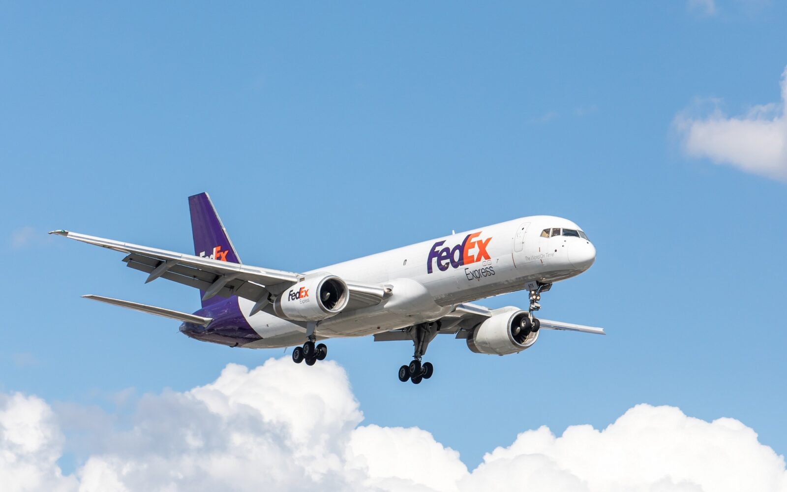 FedEx pilots offered bumper deal if they join US airline