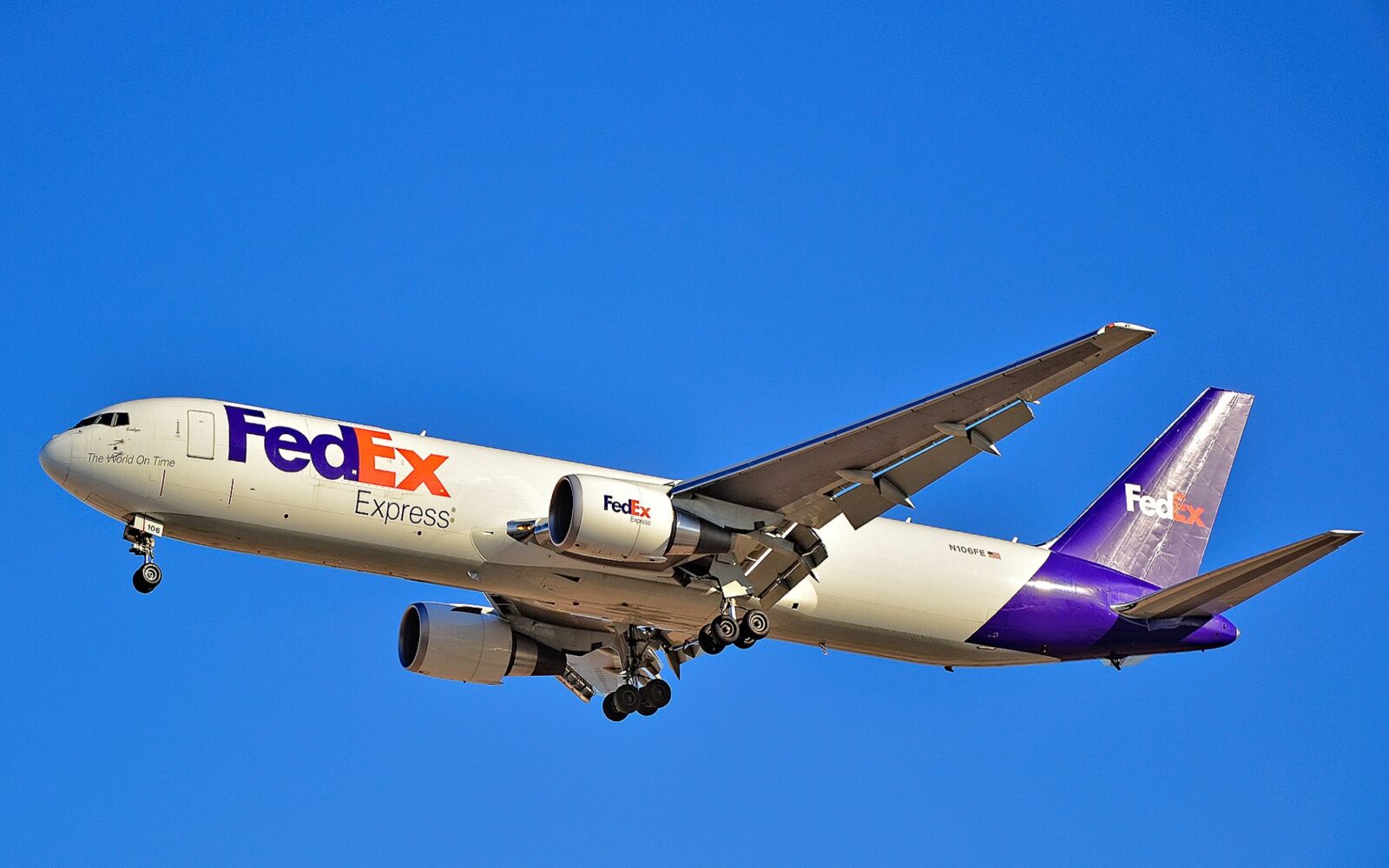 FedEx pilot lands 767 without nose gear in position: video