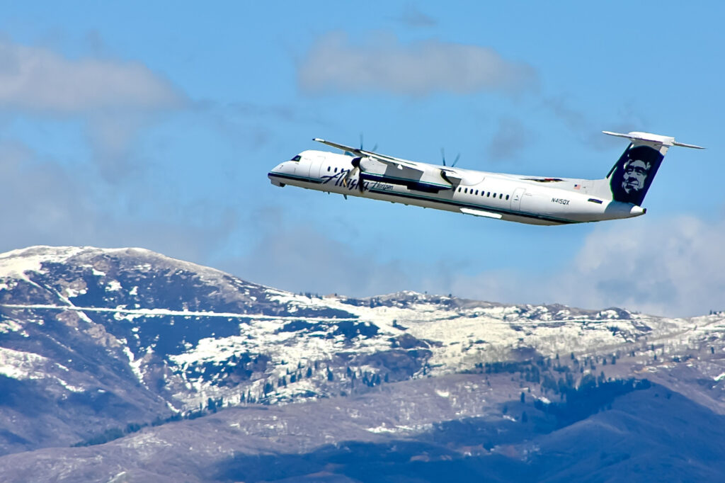 Horizon Air Q400 aircraft flying