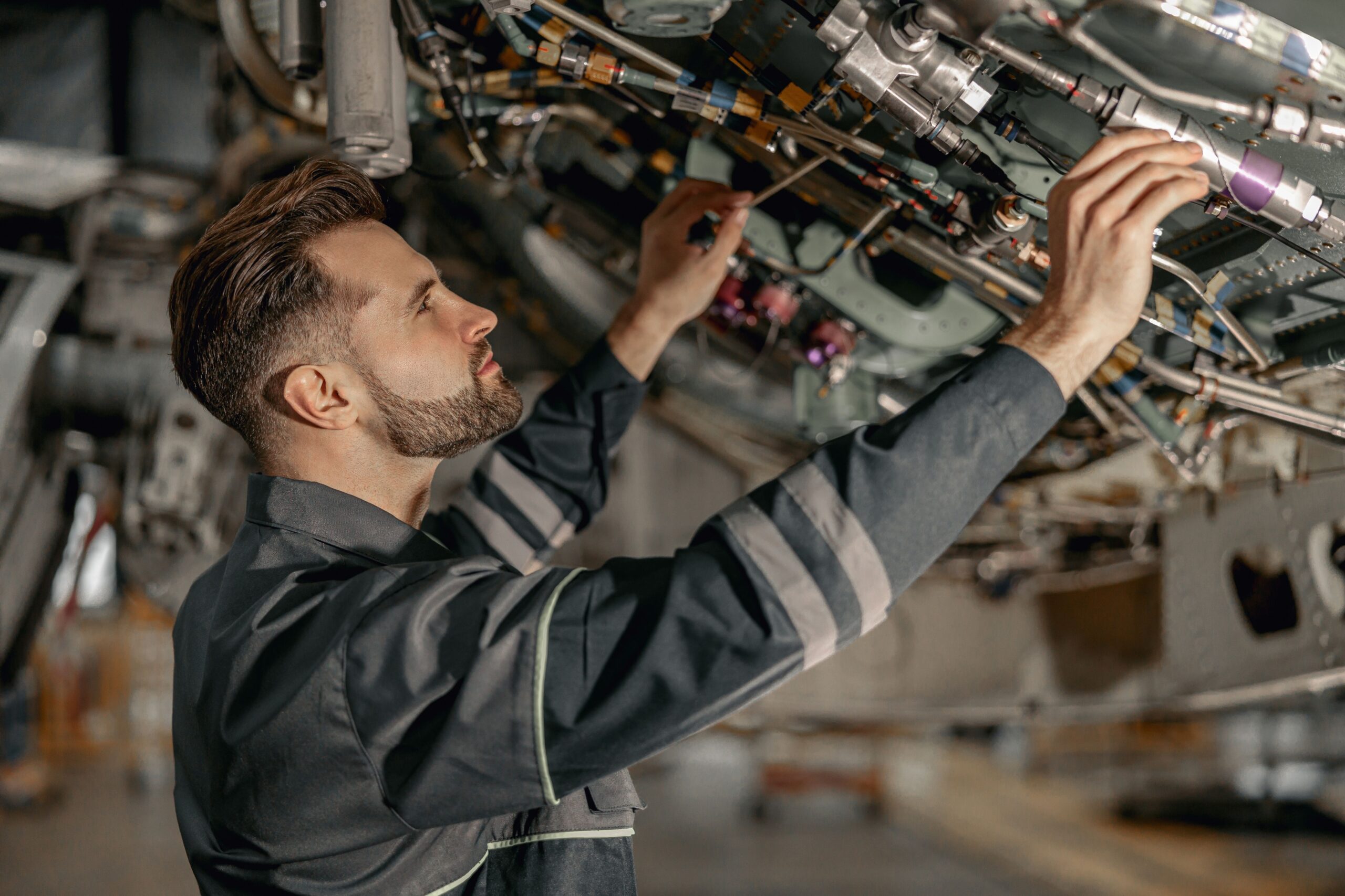 Plane mechanic. Авиационный механик. Человек чинит самолет. Я механик я чиню самолеты. Как называются люди которые чинят технику.