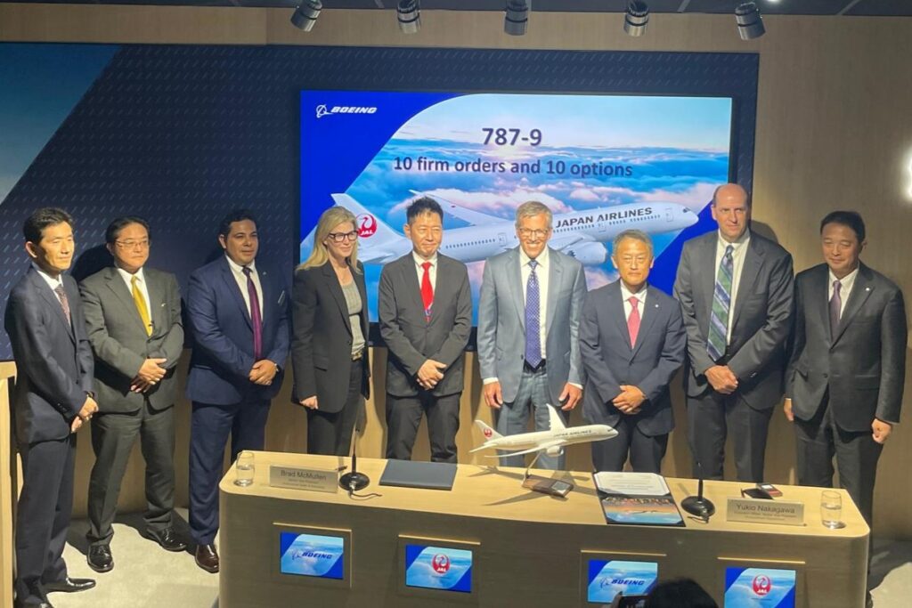 Japan Airlines and Boeing sign deal for 787 Dreamliner aircraft