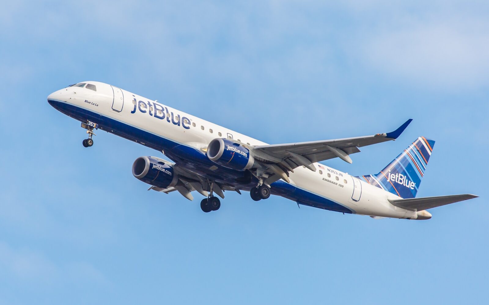 JetBlue pilot aborts landing in near miss with Learjet