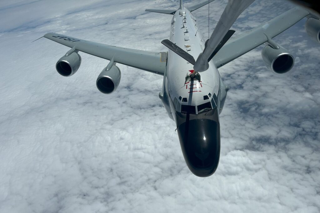 Metrea KC-135 refuels a USAF RC-135