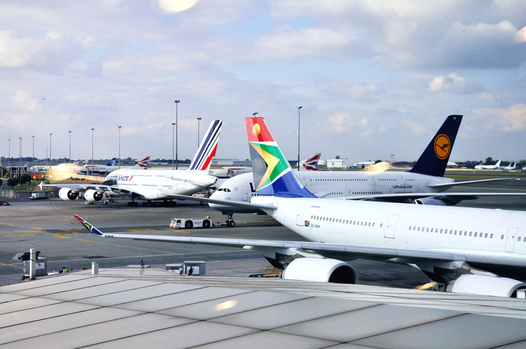 O.R. Tambo International Airport, international airlines Lufthansa, Air France A380, South African Airways A340