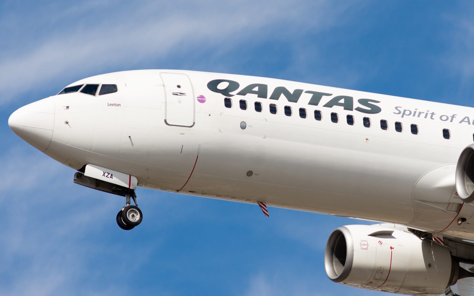 Qantas Boeing 737-800s collide as passengers disembark