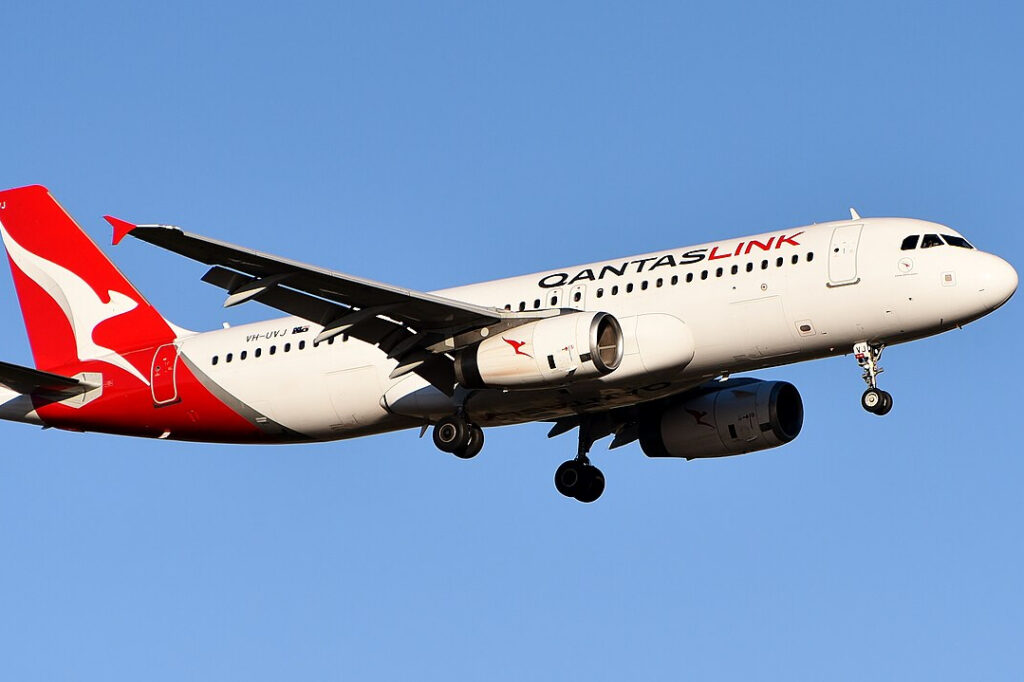 QantasLink_Airbus_A320_VH-UVJ_Perth_2024_(01) 32