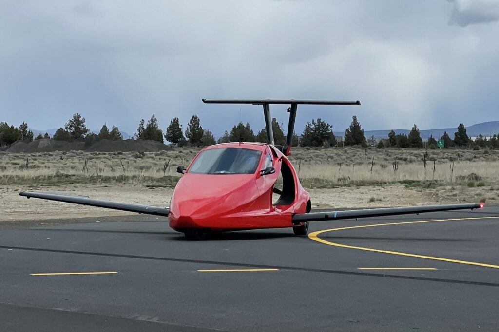 Samson Sky Switchblade taxiing on runway