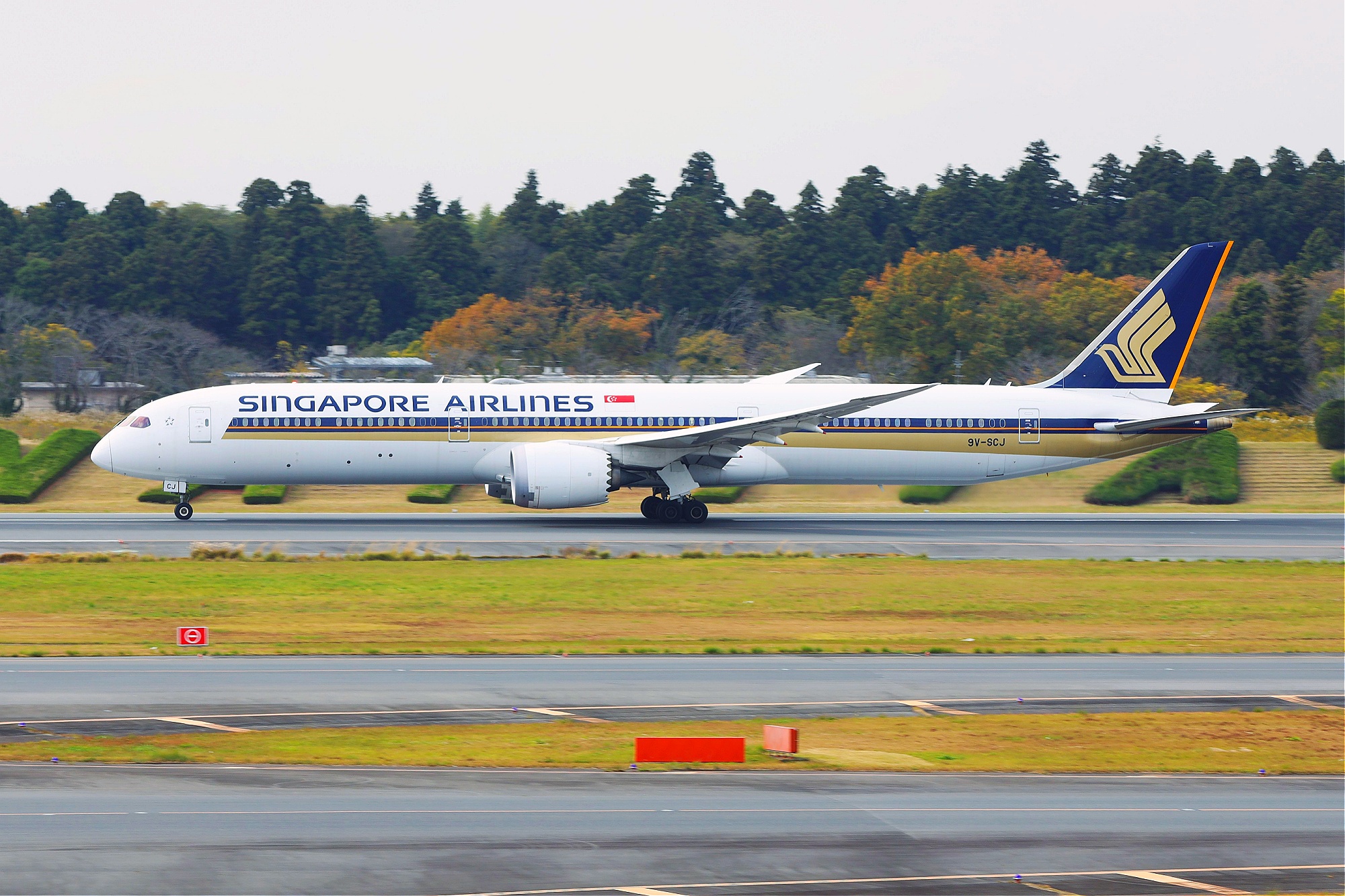 Aircraft SQ B787-10 lands at Narita Airport with brake problems