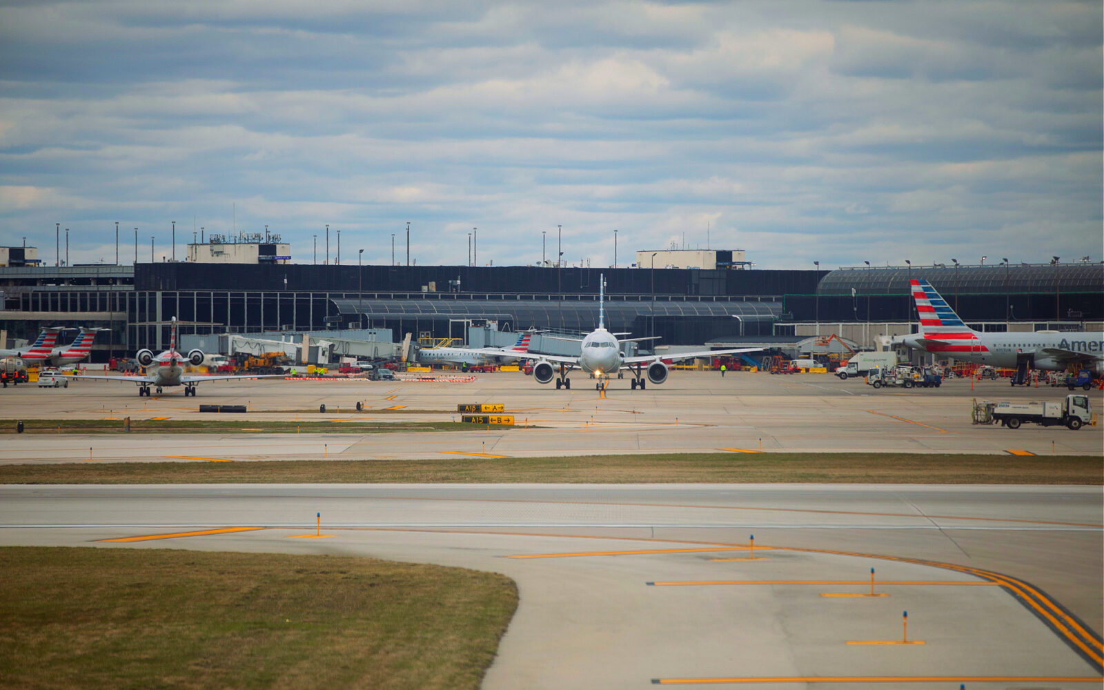 Two aircraft’s wingtips collide at Chicago O'Hare Airport - AeroTime