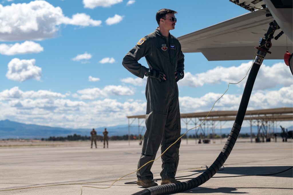 USAF F-35 pilot refuels his fighter