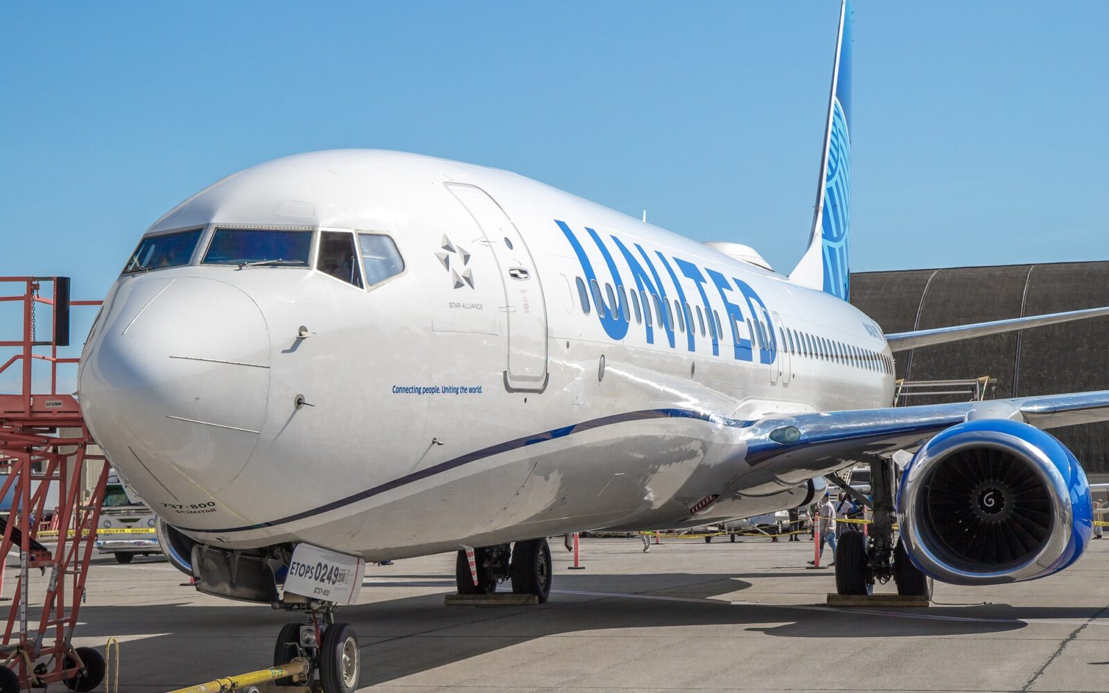 American Airlines Baggage Cart Slams Into United Boeing 737 - Aerotime