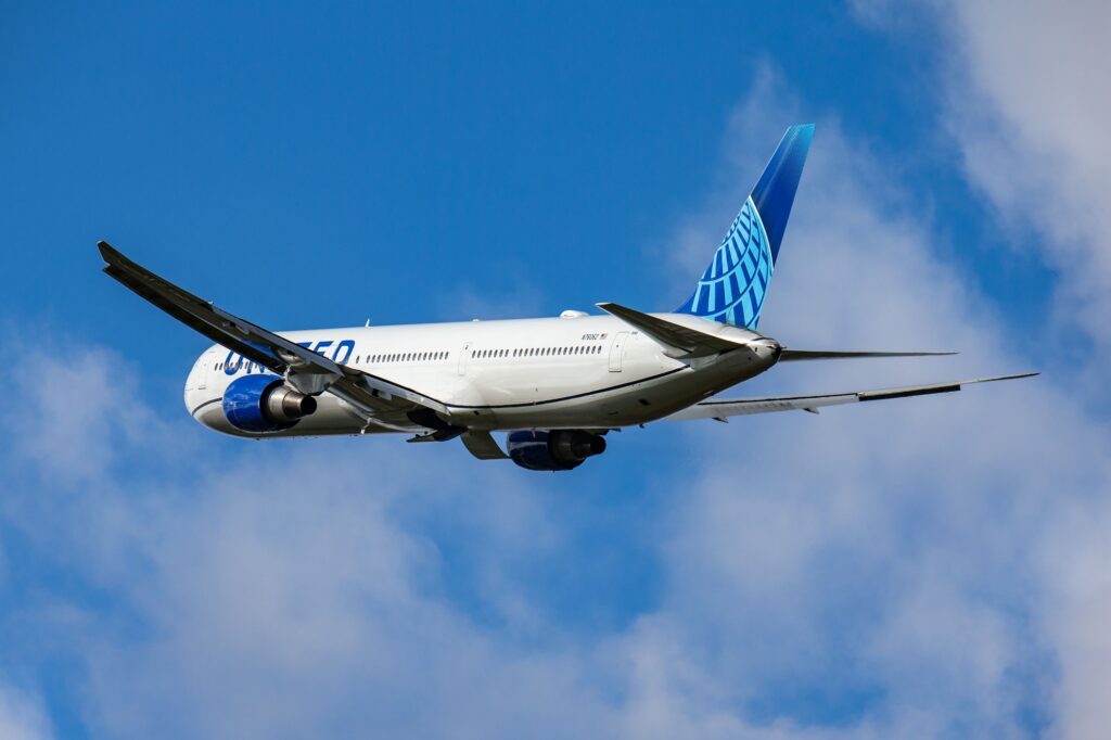 Um Boeing 767 da United Airlines sofreu graves danos à fuselagem após um pouso forçado na IAH