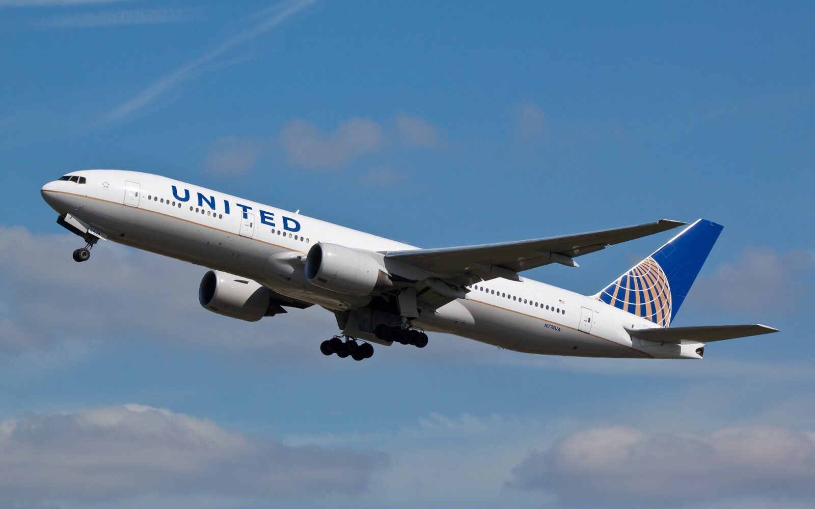 United B777 loses 1,000 feet of altitude on take-off - AeroTime