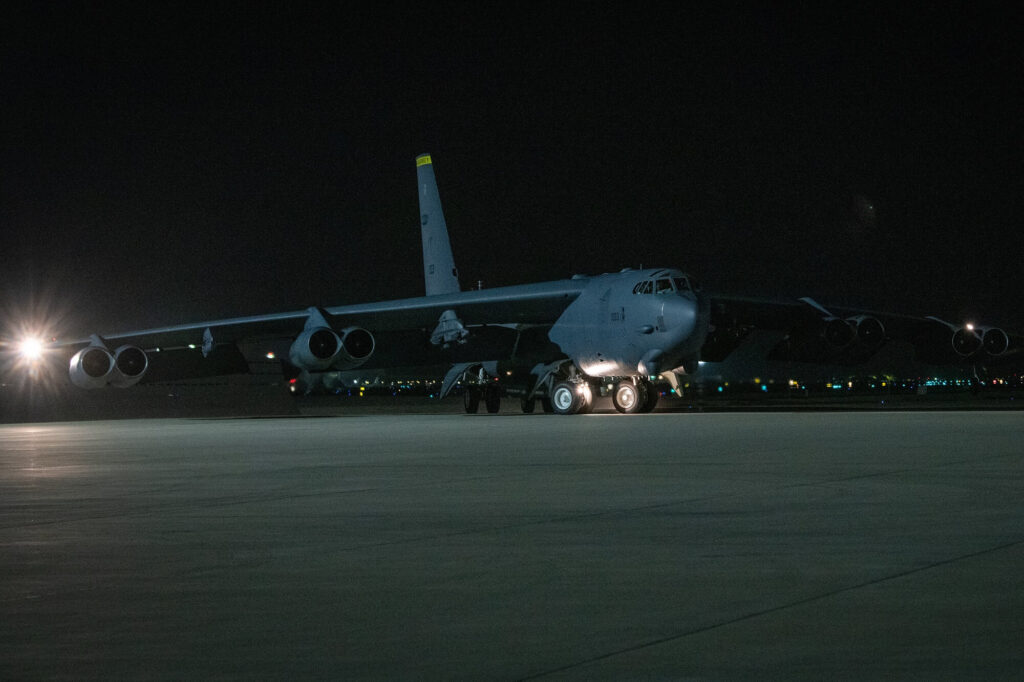 a_usaf_b-52_arrives_in_qatar.jpg