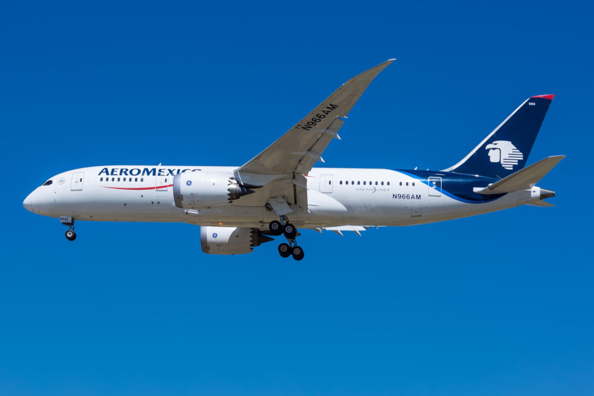 Aeromexico_boeing_787-8_dreamliner_over_santiago_chile.jpg - AeroTime