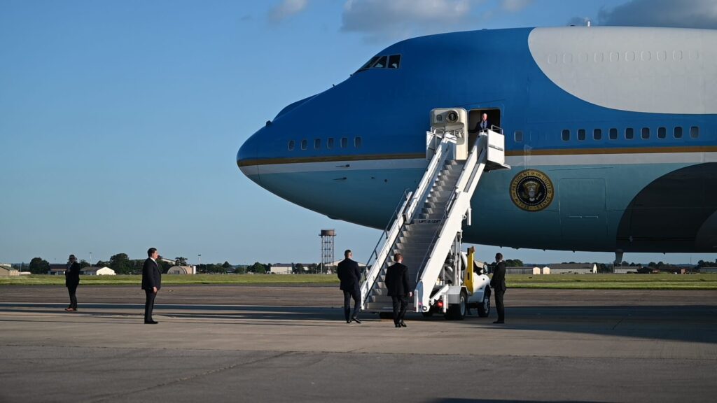 air_force_one_arriving_at_raf_mildenhall_for_the_g7_summit-2.jpg